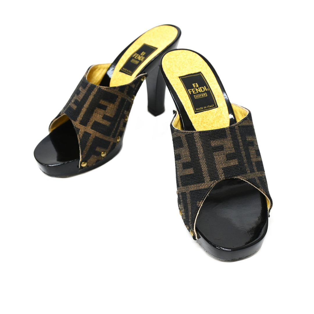 Fendi Fendi Zukka图案会标凉鞋P26730V