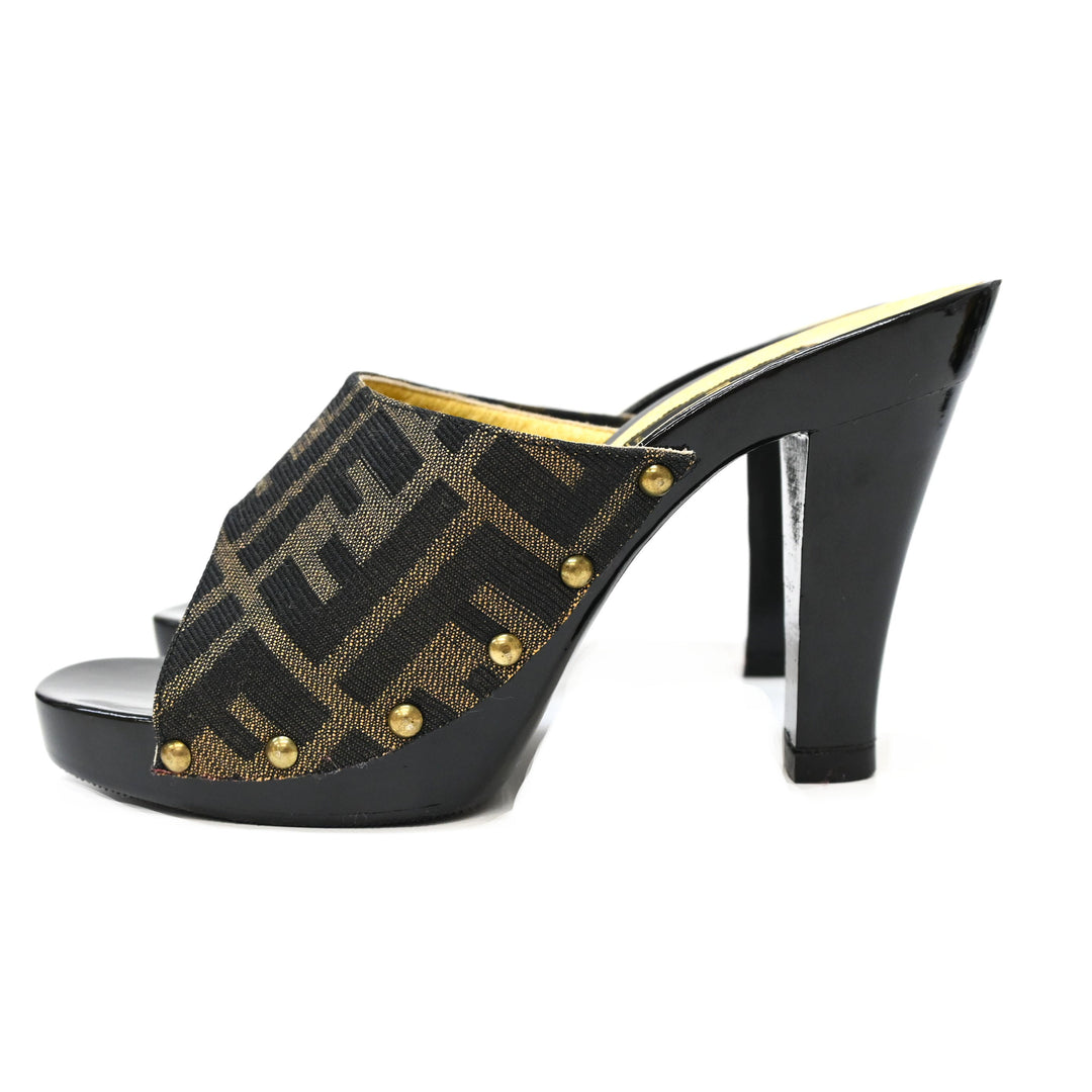 Fendi Fendi Zukka图案会标凉鞋P26730V