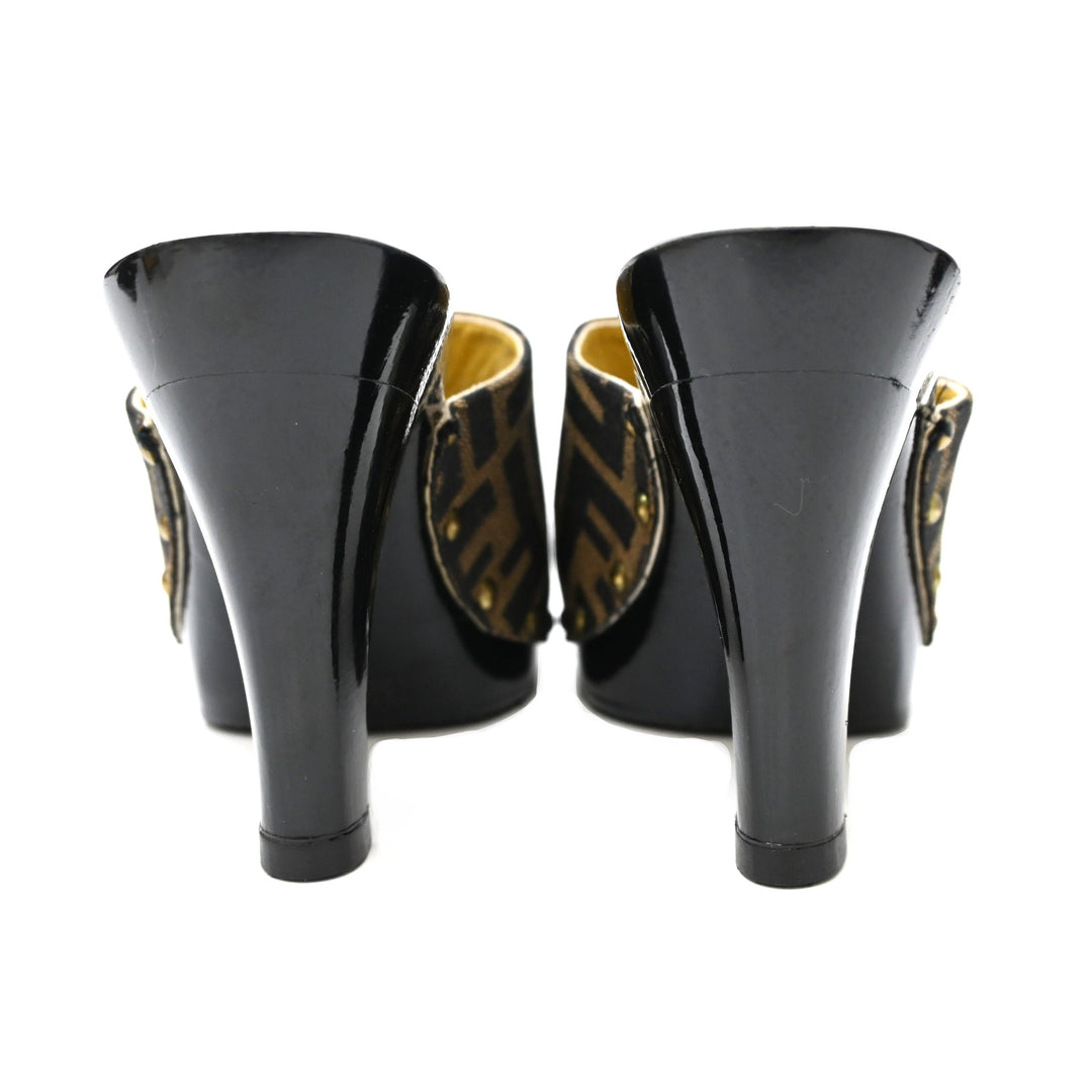 Fendi Fendi Zukka图案会标凉鞋P26730V