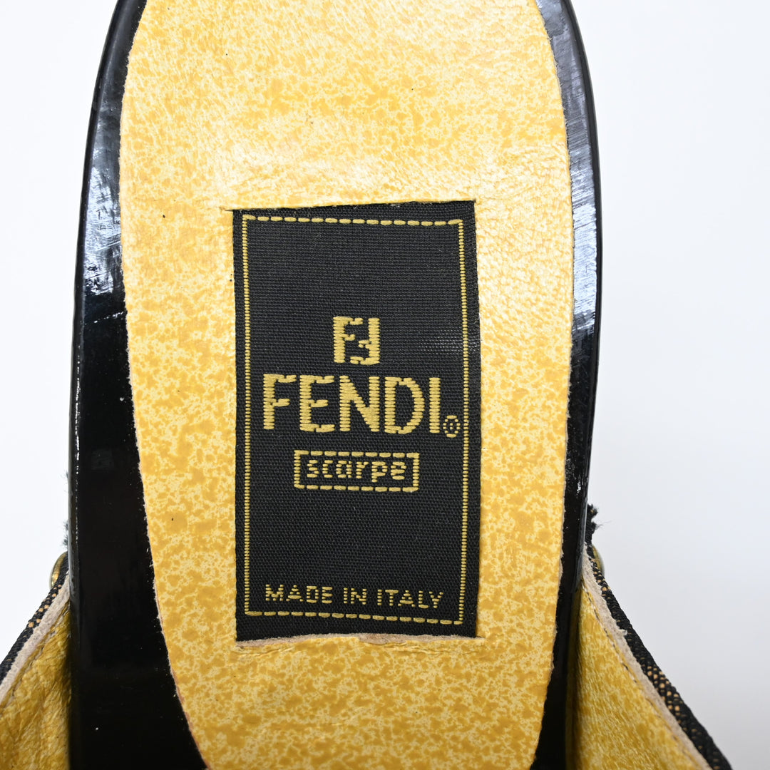 Fendi Fendi Zukka图案会标凉鞋P26730V
